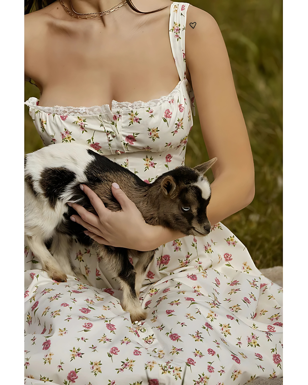 Vestido Feminino Vittore Lívia, com decote reto em renda e botões decorativos