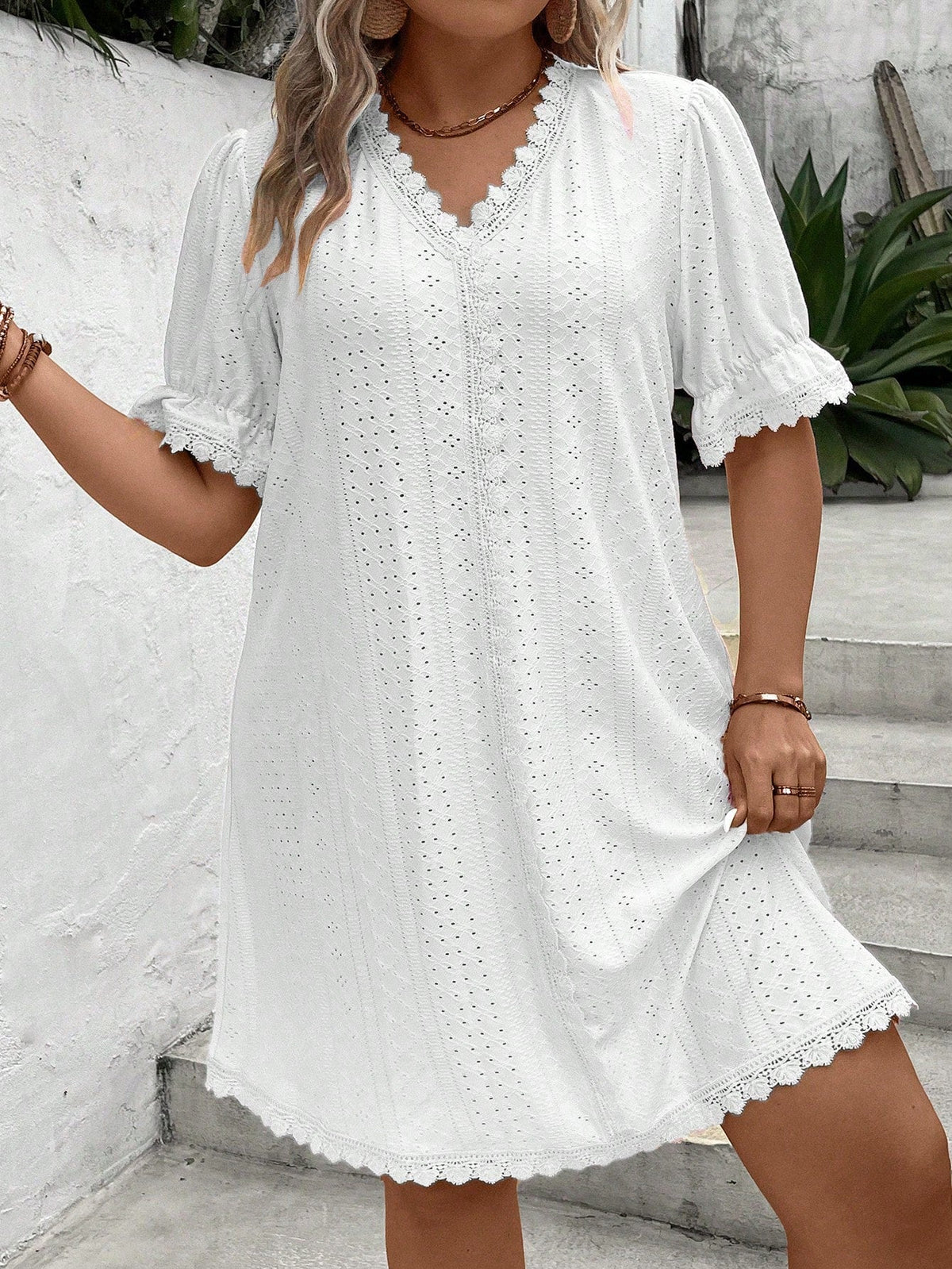 Vestido Curto Plus Size de Renda