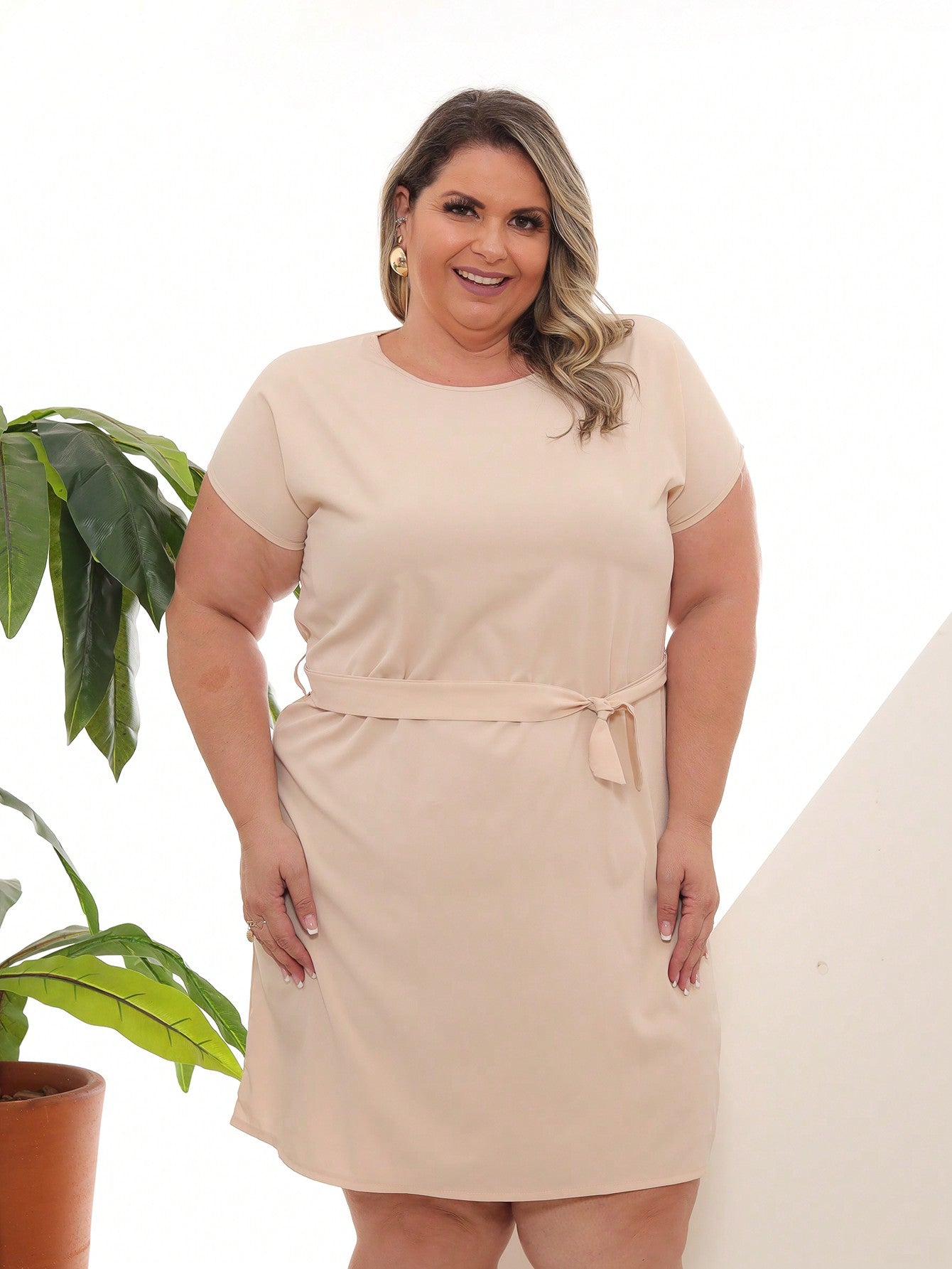 Vestido Plus Size Curto Liso