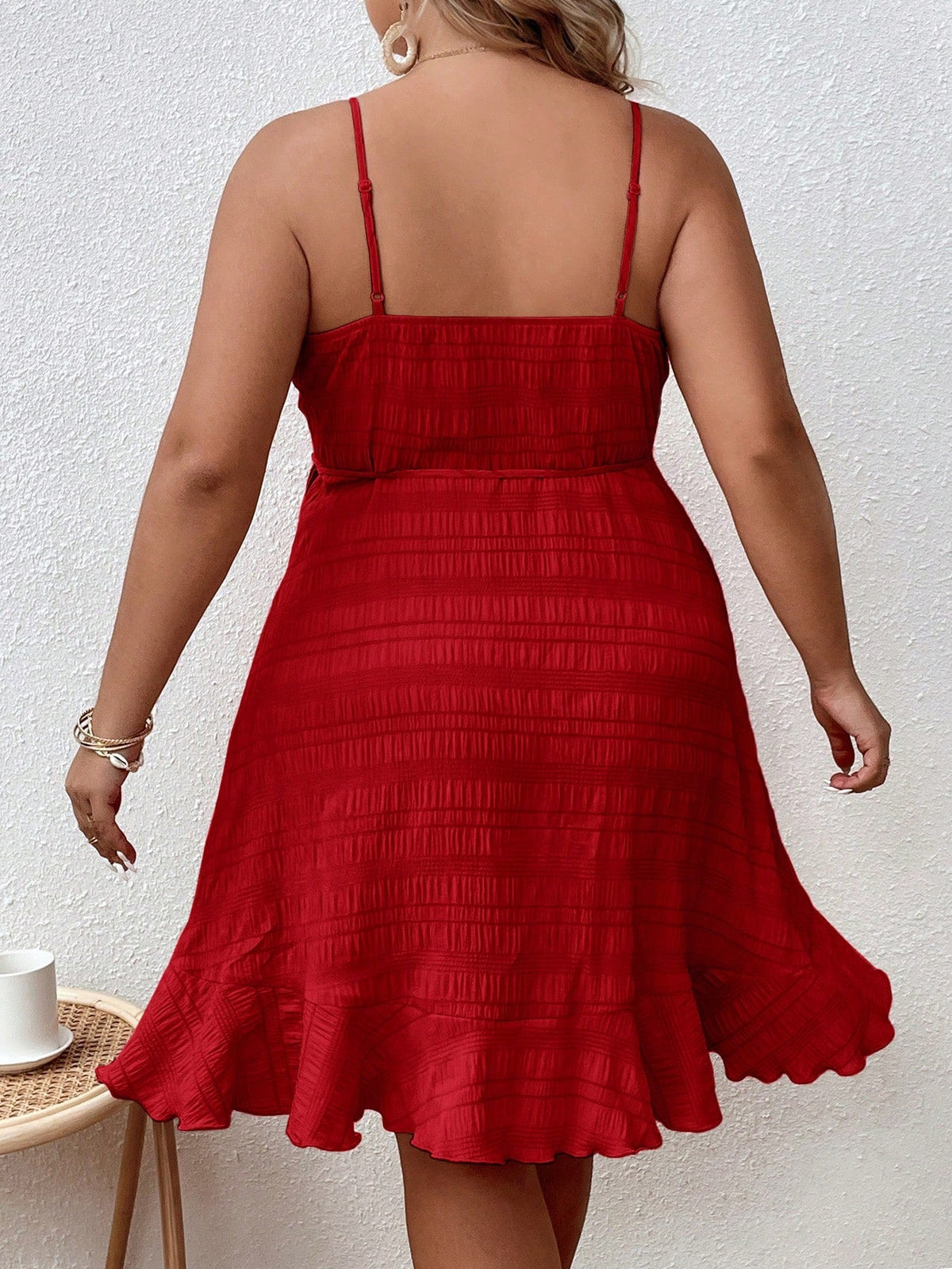 Vestido Curto Plus Size de Alcinha Transpassado