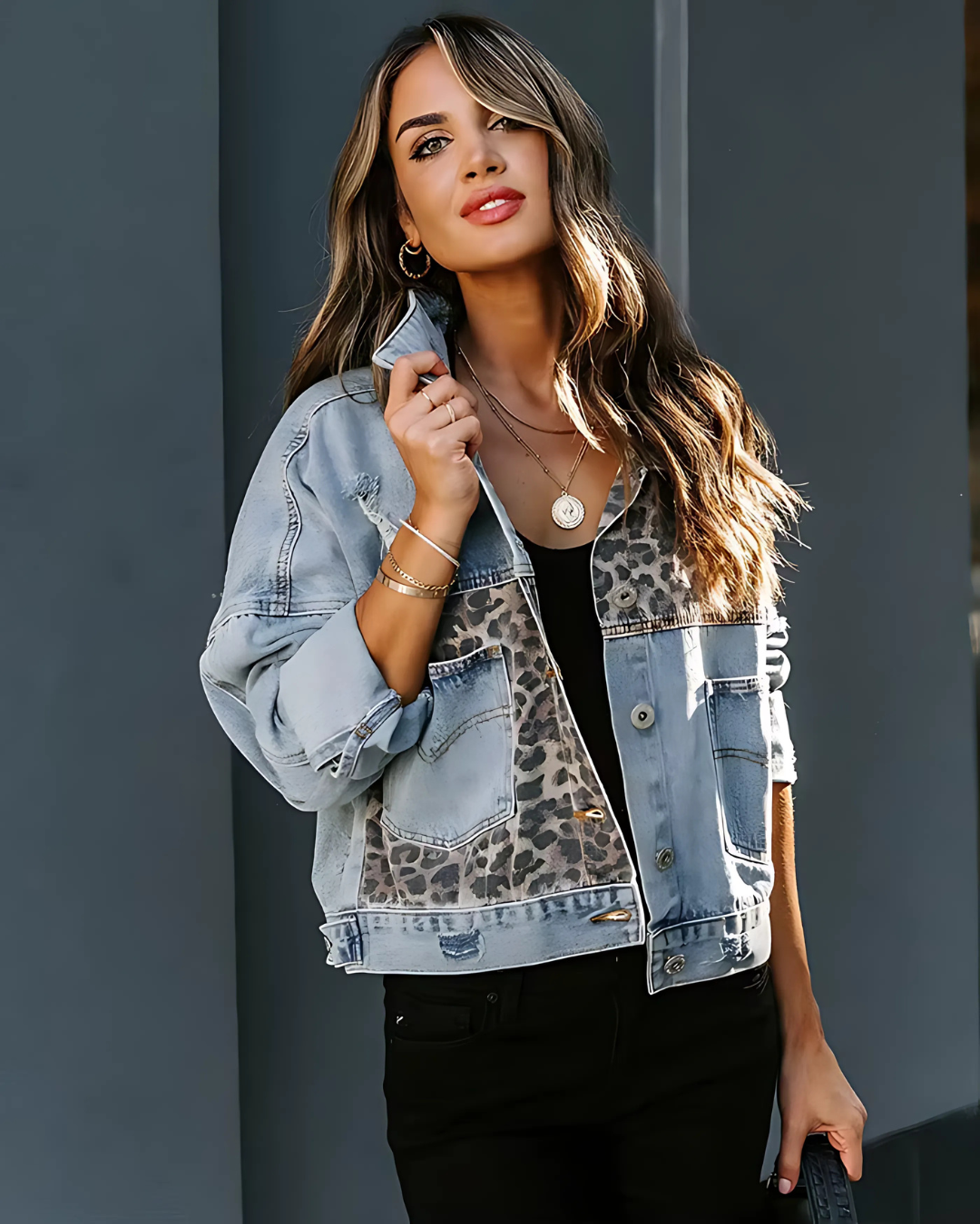 Jaqueta Jeans Vittore Mellina com Estampa de Onça e Bolsos Frontais