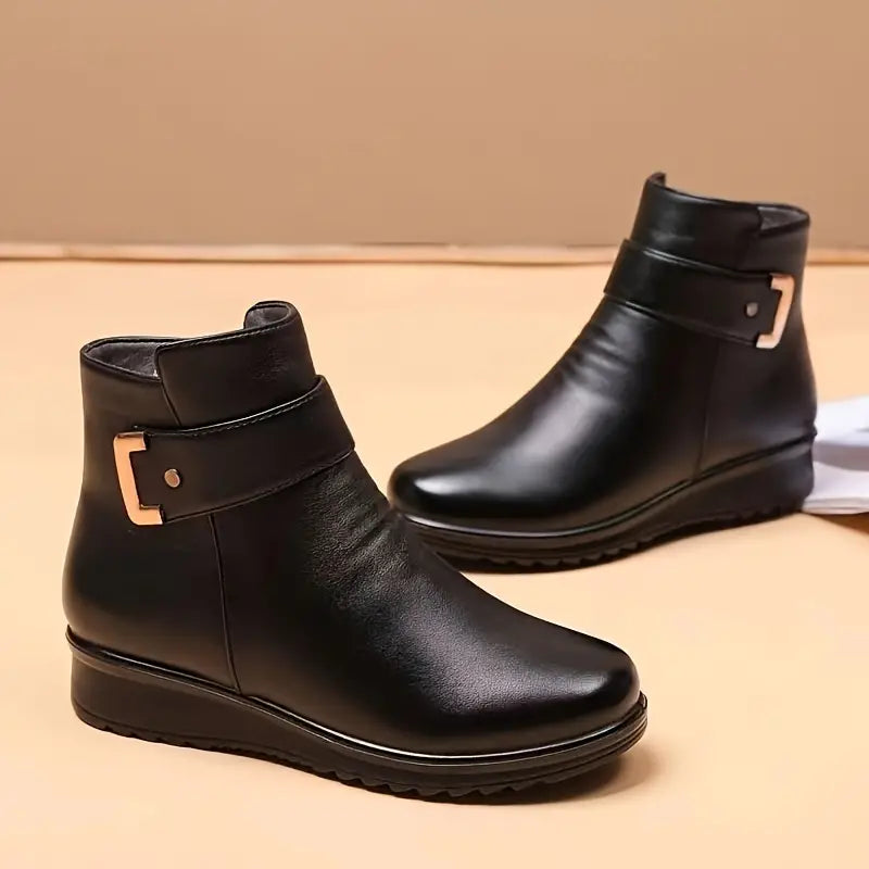 Bota Feminina de Inverno Cano Curto em Couro e Peluciada Vittore Atena-Vittore Modas