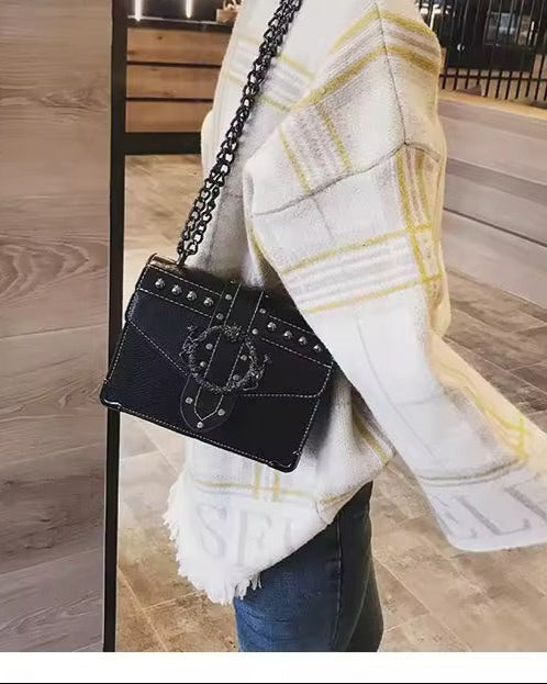Bolsa Feminina Vittore de Couro com Estilo Europeu e Alça de Corrente