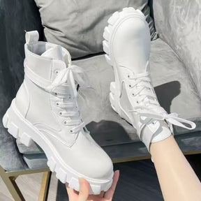 Bota Feminina Plataforma Tratorada Vittore com Cadarço e Bolsinha Lateral