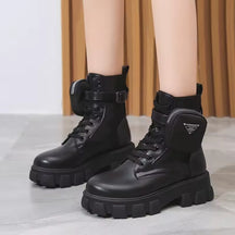 Bota Feminina Plataforma Tratorada Vittore com Cadarço e Bolsinha Lateral