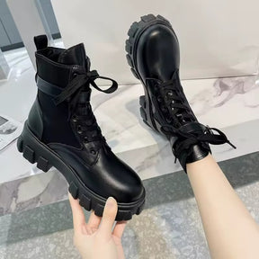 Bota Feminina Plataforma Tratorada Vittore com Cadarço e Bolsinha Lateral
