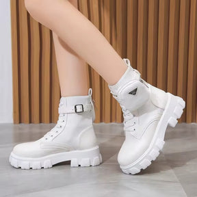 Bota Feminina Plataforma Tratorada Vittore com Cadarço e Bolsinha Lateral