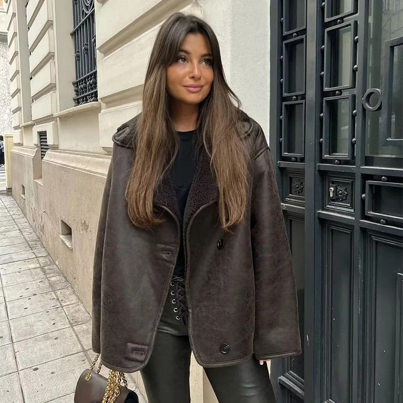 Jaqueta Feminina Vittore Heloisa de Couro, com Forro de Poliéster e Fechamento em Botões