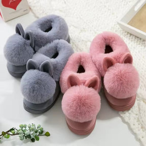 Pantufa Feminina Vittore Coelhinho com Design Fechado e Toque Aconchegante