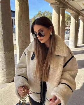 Casaco Feminino Vittore Rafa em Pelúcia com Zíper Frontal e Gola Ajustável