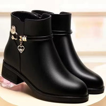 Bota Feminina Vittore Laura De Couro com Cano Médio e Forro Peluciado